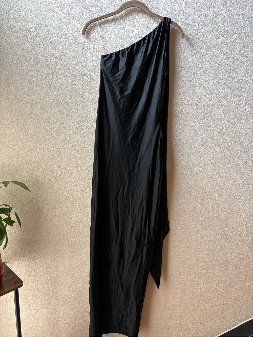 Oh Polly Sheril Asymmetric Scarf-Detail One Shoulder Maxi Dress with Slit in Blk - Picture 8 of 8